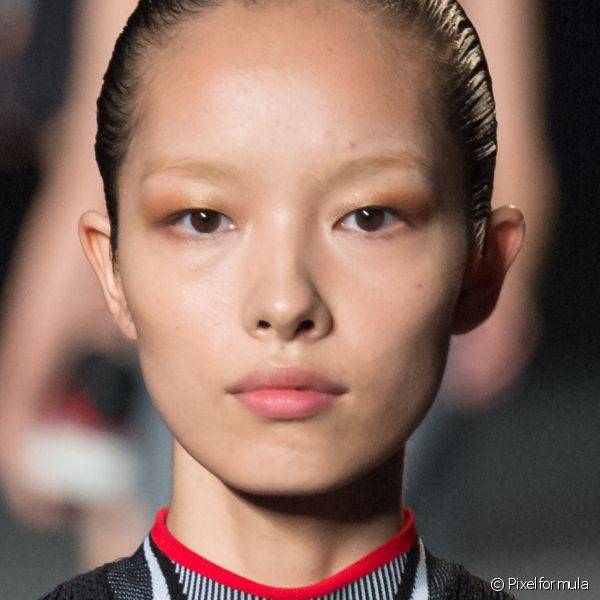 Na passarela da marca de Alexander Wang as modelos desfilaram a sobrancelha descolorida que virou febre no mundo da moda